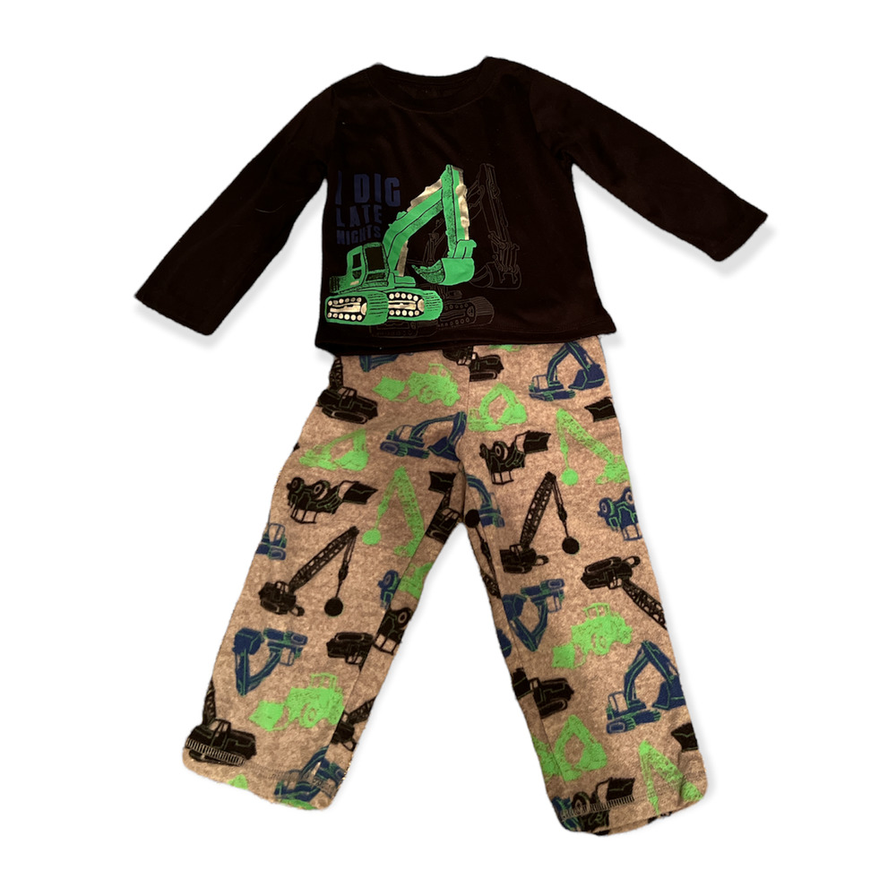 Boy's two-piece pajama set with long sleeves and fleece pants